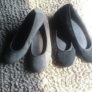 Vionic flats 2 pair like new and black worn once 6 half